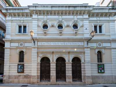 Al maestro � dedicato anche l�ottocentesco Teatro...(foto di Nicola Lasalandra)